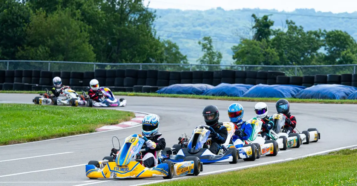 Comment le karting améliore vos compétences de pilotage sportif