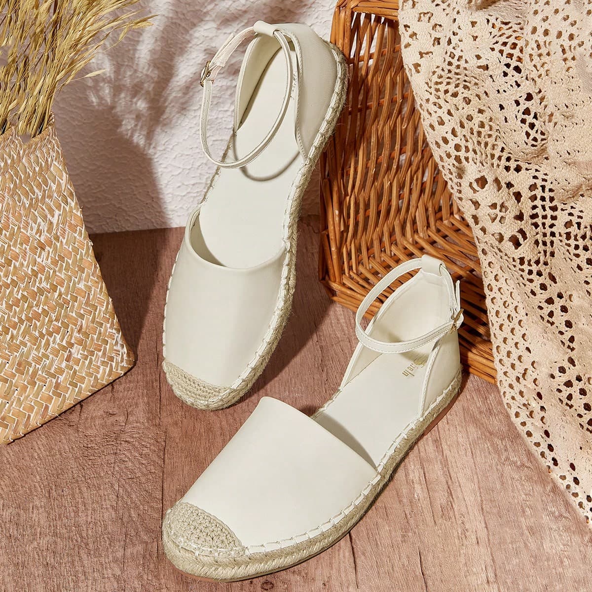 Chaussures plates de couleur unie pour femmes à bout rond, chaussures de vacances avec des sensations bohémiennes en vente d'été
